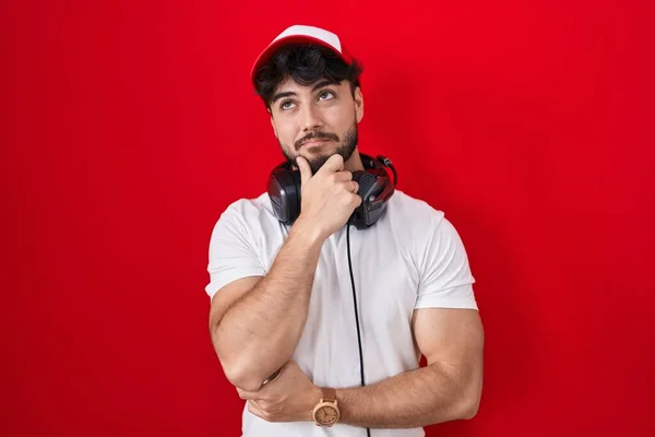 Hispanischer Mann Mit Bart Gamemütze Und Kopfhörer Der Selbstbewusst Die — Stockfoto