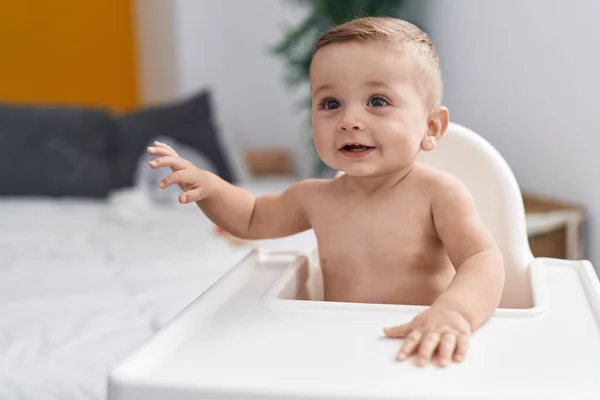 Sevimli Beyaz Bebek Yatak Odasında Sandalyede Oturuyor — Stok fotoğraf