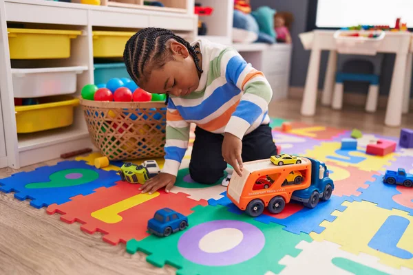 유치원 바닥에 자동차 장난감을 가지고 아프리카 미국인 — 스톡 사진