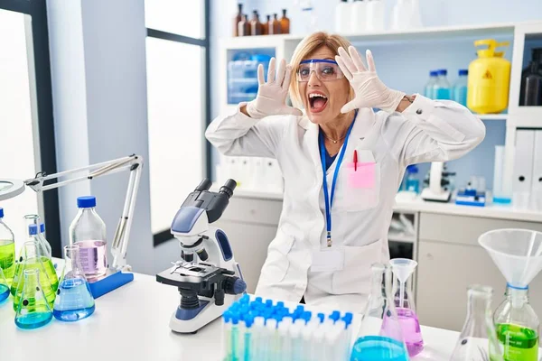Mulher Loira Meia Idade Trabalhando Laboratório Cientista Sorrindo Alegre Jogando — Fotografia de Stock