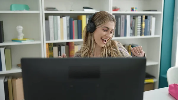 Joven Estudiante Rubia Sonriendo Confiada Escuchando Música Bailando Universidad Biblioteca — Foto de Stock