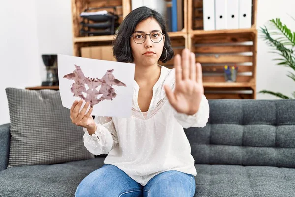 Jonge Spaanse Therapeut Vrouw Houdt Rorschach Test Met Open Hand — Stockfoto