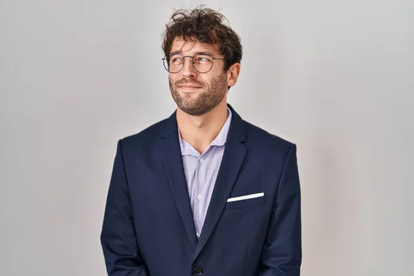 Homem Negócios Hispânico Usando Óculos Sorrindo Olhando Para Lado Olhando — Fotografia de Stock