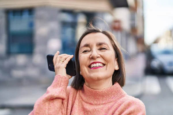 Femme Âge Moyen Souriant Confiant Écoute Message Audio Par Smartphone — Photo