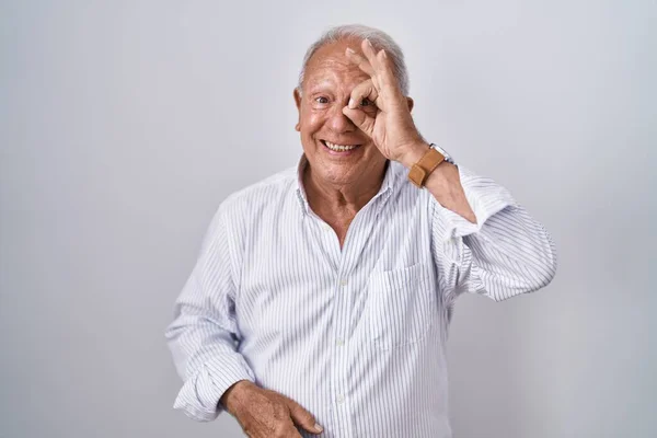 Gri Saçlı Yaşlı Adam Izole Edilmiş Arka Planda Duruyor Hareketleriyle — Stok fotoğraf