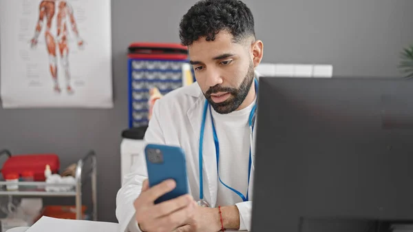 Jovem Hispânico Homem Médico Usando Smartphone Computador Clínica — Fotografia de Stock