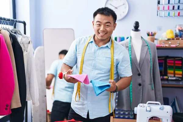 Jeune Homme Chinois Tailleur Souriant Confiance Tenant Des Chiffons Boutique — Photo