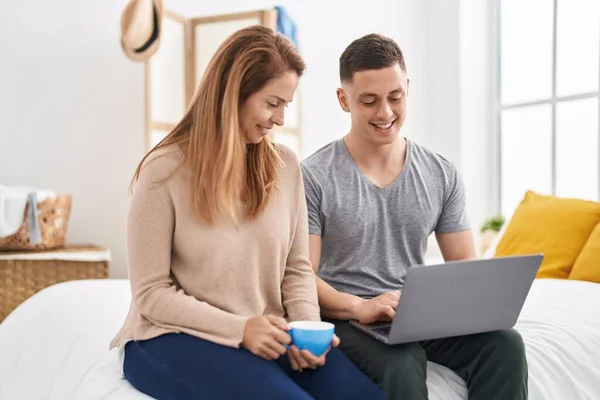 Man Woman Mother Son Drinking Coffee Using Laptop Bedroom — Foto Stock