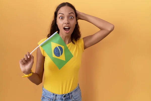 Junge Hispanische Frau Mit Brasilianischer Fahne Verrückt Und Verängstigt Mit — Stockfoto