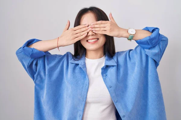 Молодая Китаянка Стоящая Белом Фоне Закрывая Глаза Улыбаясь Веселыми Смешными — стоковое фото