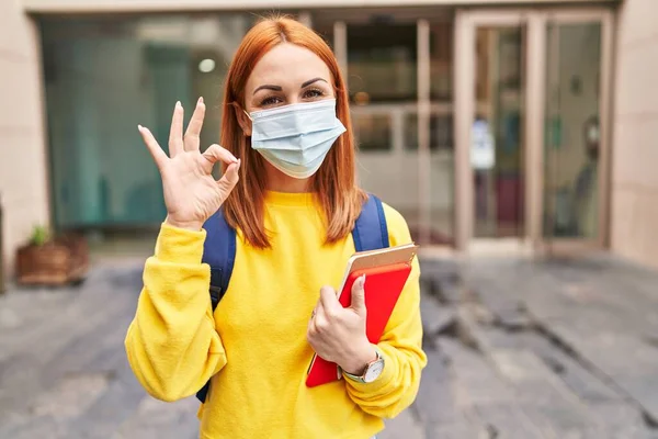 Νεαρή Γυναίκα Φορώντας Μάσκα Ασφαλείας Και Σακίδιο Μαθητή Κρατώντας Βιβλία — Φωτογραφία Αρχείου