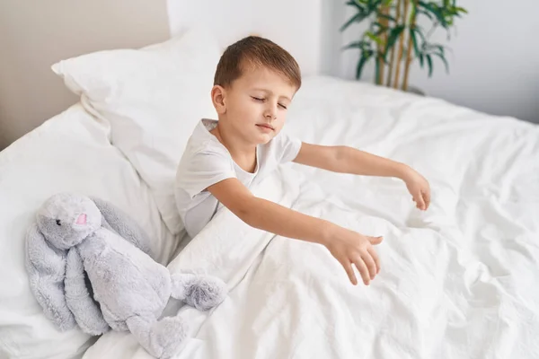 Чарівний Білий Хлопчик Сомнампаліст Сидить Ліжку Спальні — стокове фото