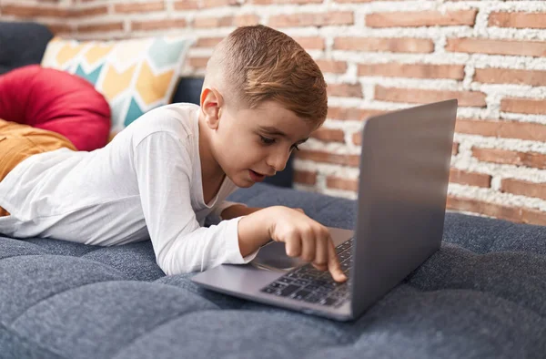 Liebenswerter Hispanischer Junge Mit Laptop Hause Auf Sofa Liegend — Stockfoto