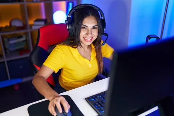 Young Beautiful Arab Woman Streamer Smiling Confident Sitting Table Gaming — Fotografia de Stock