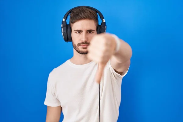 Ισπανόφωνος Άντρας Μούσι Ακούει Μουσική Φοράει Ακουστικά Δείχνει Δυστυχισμένος Και — Φωτογραφία Αρχείου