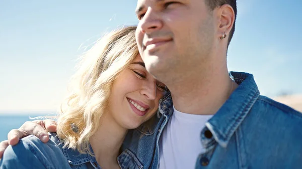 Mann Und Frau Lächeln Selbstbewusst Und Umarmen Sich Meer — Stockfoto
