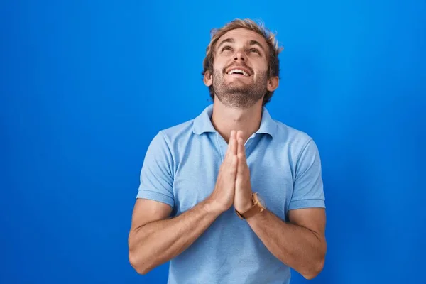 Kaukázusi Férfi Áll Kék Háttér Felett Könyörög Imádkozik Kéz Kézben — Stock Fotó