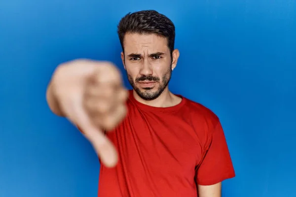 Homem Hispânico Jovem Com Barba Vestindo Camiseta Vermelha Sobre Fundo — Fotografia de Stock