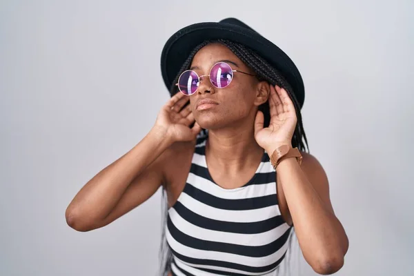 Молодой Африканский Американец Косичками Шляпе Солнцезащитных Очках Пытается Услышать Жесты — стоковое фото