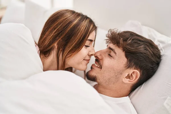 Mand Woman Couple Smiling Confident Lying Bed Bedroom — Stockfoto