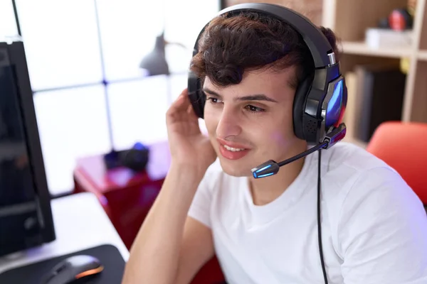 Non Binary Man Streamer Playing Video Game Using Computer Gaming — 스톡 사진
