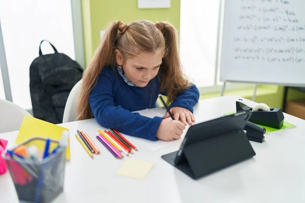 Adorável Estudante Loira Usando Touchpad Escrevendo Notas Sala Aula — Fotografia de Stock