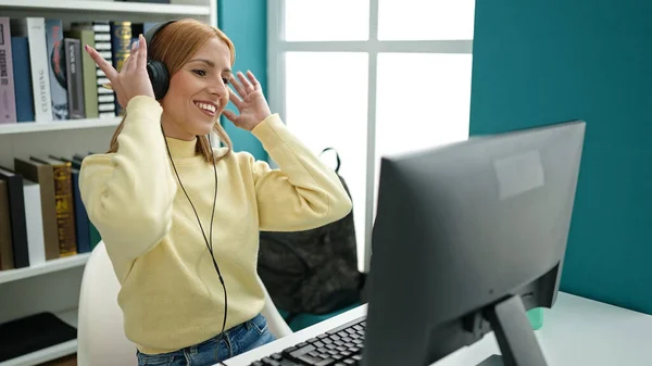 Young Blonde Woman Student Smiling Confident Listening Music University Classroom — ストック写真