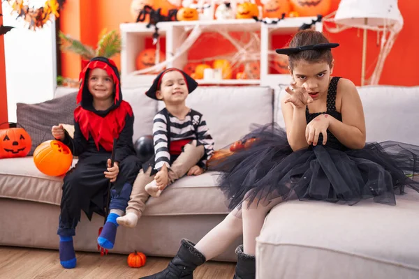 ハロウィンの衣装を着ている子供たちのグループは 自宅で怖がらせるジェスチャーを行う — ストック写真