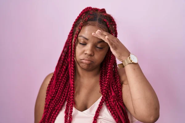 Afrikkalainen Amerikkalainen Nainen Punottu Hiukset Seisoo Vaaleanpunainen Tausta Huolissaan Korosti — kuvapankkivalokuva