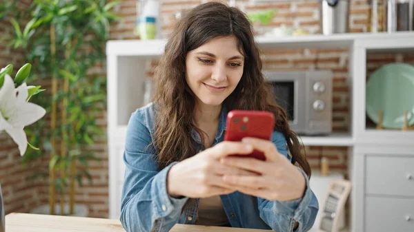 Jonge Mooie Spaanse Vrouw Met Behulp Van Smartphone Zitten Tafel — Stockfoto