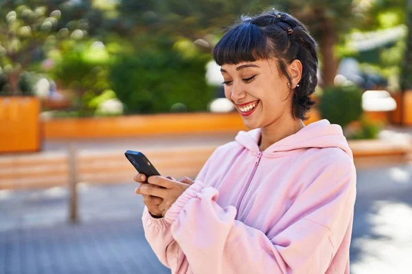 Parkta Akıllı Telefon Kullanan Kendine Güvenen Genç Bir Kadın — Stok fotoğraf