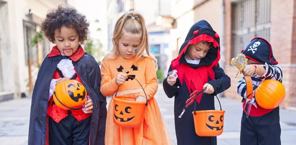 Gruppe Von Kindern Halloween Kostüm Legt Süßigkeiten Kürbiskorb Auf Der — Stockfoto