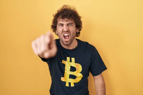 Hispanischer Junger Mann Bitcoin Shirt Zeigt Unzufrieden Und Frustriert Die — Stockfoto
