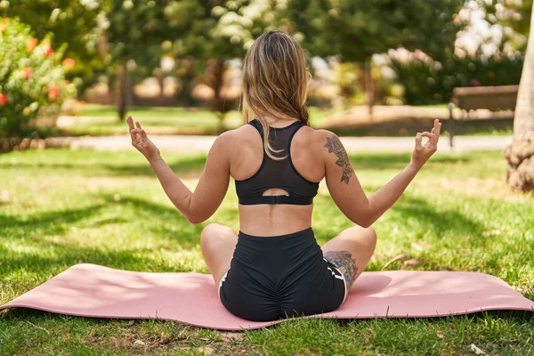 Young Woman Training Yoga Exercise Back View Park — Stock Photo, Image