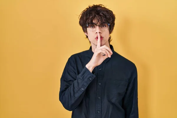 Mladý Muž Brýlích Žlutém Pozadí Žádá Aby Byl Zticha Prstem — Stock fotografie