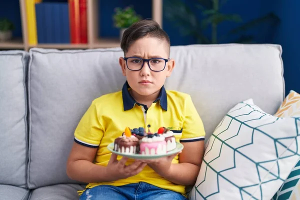 Genç Spanyol Çocuk Elinde Pasta Şekerleri Tutarken Şüpheci Gergin Sorun — Stok fotoğraf