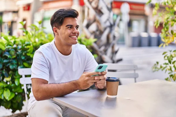 Jeune Homme Hispanique Utilisant Smartphone Boire Café Terrasse Café — Photo