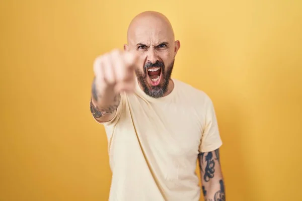 Hombre Hispano Con Tatuajes Pie Sobre Fondo Amarillo Señalando Disgustado —  Fotos de Stock