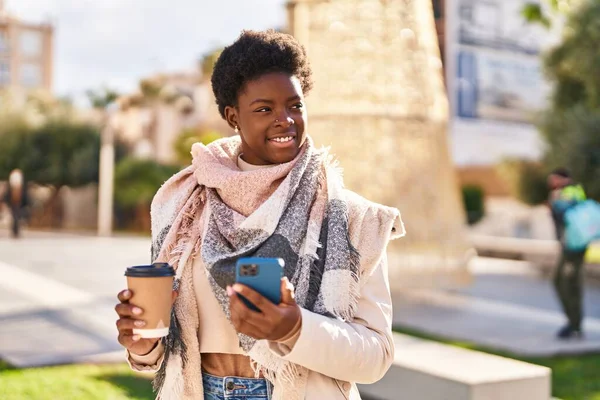 Afro Amerikaanse Vrouw Met Behulp Van Smartphone Het Drinken Van — Stockfoto