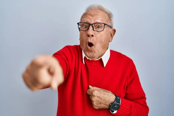 Senior Man Grey Hair Standing Isolated Background Pointing Finger Surprised — Stock Photo, Image