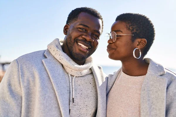 Homem Mulher Casal Sorrindo Confiante Juntos Beira Mar — Fotografia de Stock