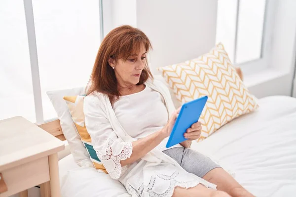 Mujer Mediana Edad Usando Touchpad Sentado Cama Dormitorio — Foto de Stock