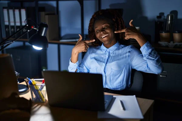 Mujer Africana Trabajando Oficina Por Noche Sonriendo Alegre Mostrando Señalando —  Fotos de Stock