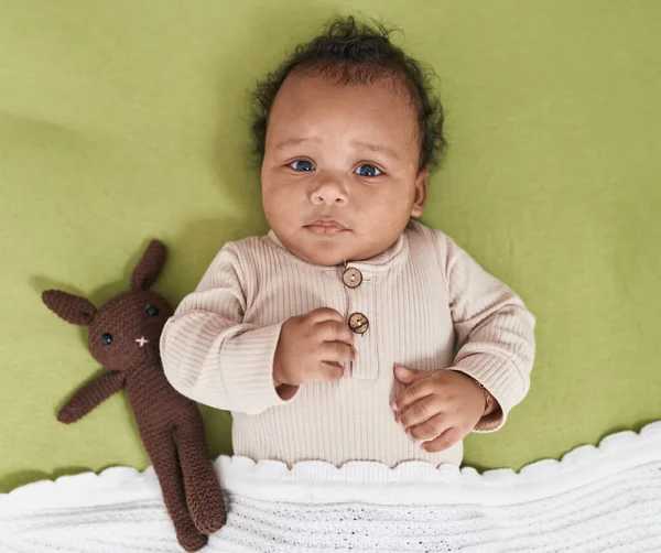 Afro Americano Bebê Relaxante Cama Com Boneca Quarto — Fotografia de Stock