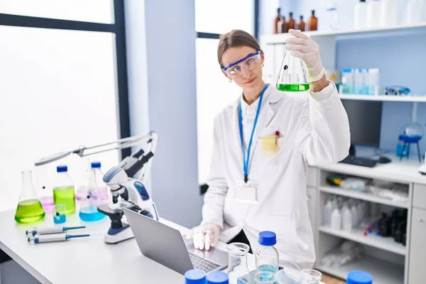 Young Caucasian Woman Scientist Holding Test Tube Using Laptop Laboratory — Stock Photo, Image