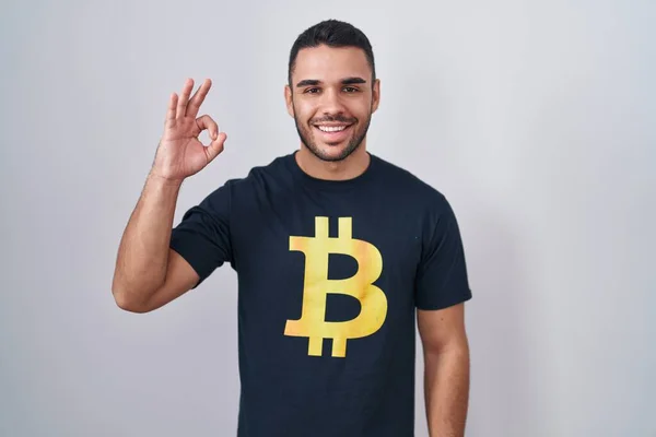 Jonge Spaanse Man Draagt Bitcoin Shirt Lachend Positief Doen Teken — Stockfoto