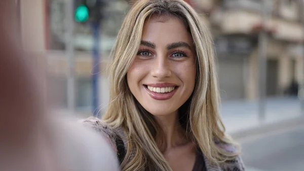 Joven Rubia Sonriendo Confiada Haciendo Selfie Por Cámara Calle — Foto de Stock