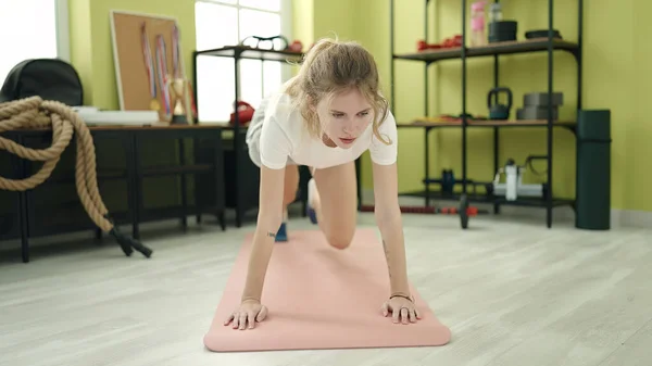 Genç Sarışın Kadın Spor Merkezinde Bacak Egzersizi Yapıyor — Stok fotoğraf