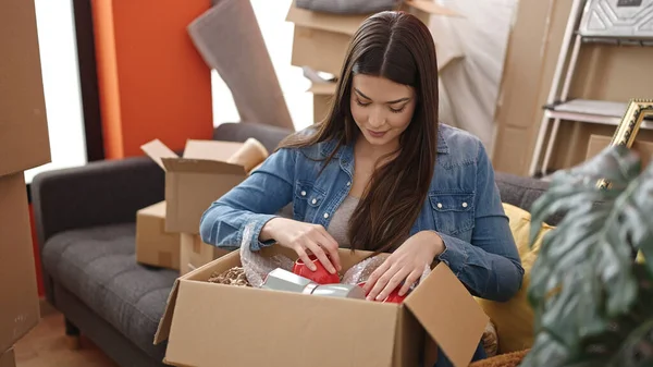 Young Beautiful Hispanic Woman Smiling Confident Unpacking Cardboard Box New — Stock Photo, Image