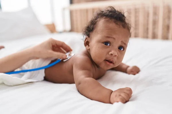Bebê Afro Americano Com Exame Médico Com Estetoscópio Quarto — Fotografia de Stock